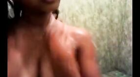 Desi Teen Masturbiert mit Ihrem Freund in der Dusche und schluckt sein Sperma 14 min 20 s