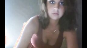 Desi MILF plaagt met haar grote borsten in Amateur porno Video 0 min 0 sec