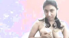 Indyjski seks wideo featuring a zrogowaciały Bengalski dziecko w a wolny porno pokaz 5 / min 40 sec