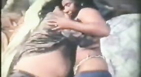 Vidéo de sexe indienne amateur mettant en vedette une femme du Sud de l'Inde et son voisin 7 minute 00 sec