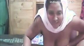 Die Muschi des kaschmirischen Mädchens wird vor der Live-cam gefingert 13 min 40 s