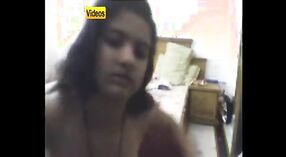 Indiase Tiener Meisje exposes haar sappige tieten op webcam 1 min 30 sec