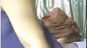 Gadis Desi Milf menjadi keriting dengan obrolan webcam kekasihnya 2 min 00 sec
