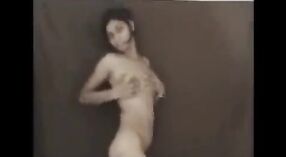 Милфа Дези Сания наслаждается дрочкой своей киски в ванной 0 минута 50 сек
