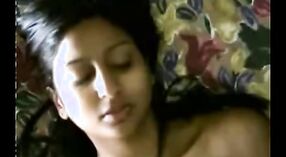 India MILF Se Masturba y Tratamientos Faciales en Video Porno Amateur 2 mín. 50 sec