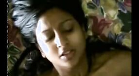 India MILF Se Masturba y Tratamientos Faciales en Video Porno Amateur 3 mín. 20 sec