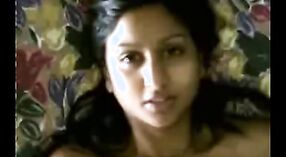 インドの熟女は、アマチュアポルノビデオで自慰行為とフェイシャルです 0 分 50 秒