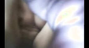 インドのフェティッシュビデオ：太ったインド人男性が自慰行為をして指を 2 分 40 秒