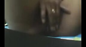 インドのフェティッシュビデオ：太ったインド人男性が自慰行為をして指を 4 分 00 秒