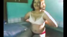 Indiana mulher se masturba e os dedos-se para o marido em vídeo Amador 1 minuto 20 SEC