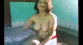 Индийская жена мастурбирует и дрочит себя пальцами для мужа в любительском видео 1 минута 30 сек