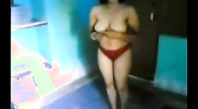 Une Femme Indienne Se Masturbe et se Doigte pour Son Mari dans une Vidéo Amateur 2 minute 20 sec