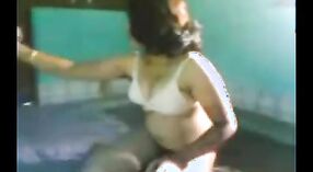 Une Femme Indienne Se Masturbe et se Doigte pour Son Mari dans une Vidéo Amateur 1 minute 10 sec