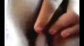 Indisches Sexvideo mit einem süßen bengalischen Mädchen, das masturbiert und sich zum Orgasmus fingert 6 min 20 s