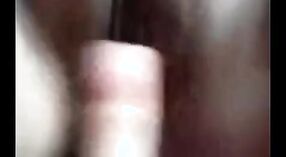 Indisches Sexvideo mit einem süßen bengalischen Mädchen, das masturbiert und sich zum Orgasmus fingert 7 min 00 s