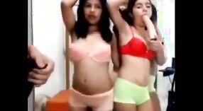 La primera vez de una adolescente india universitaria con su amante en un video porno amateur 0 mín. 50 sec