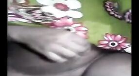 데시 소녀의 손가락이 자신을 위해 그녀의 여자친구에서 아마추어 비디오 0 최소 40 초