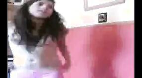 भारतीय प्रेमिका स्ट्रिप्स और के लिए उसके सींग का बना हुआ प्रेमी में शौकिया अश्लील वीडियो 1 मिन 40 एसईसी