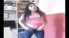 Une petite amie indienne se déshabille et se masturbe pour son petit ami excité dans une vidéo porno amateur 0 minute 0 sec