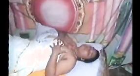 Indisches pornovideo mit einer Mallu-Tante, die vor der Kamera masturbiert 1 min 40 s