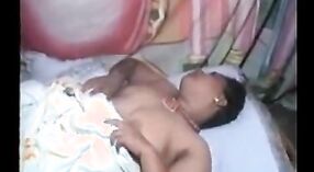 印度色情视频，带有镜头上的马鲁阿姨妈自慰 3 敏 00 sec