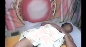 Indisches pornovideo mit einer Mallu-Tante, die vor der Kamera masturbiert 3 min 40 s