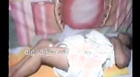Vidéo porno indienne mettant en vedette une tante Mallu se masturbant devant la caméra 4 minute 00 sec