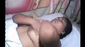 Indisches pornovideo mit einer Mallu-Tante, die vor der Kamera masturbiert 4 min 20 s