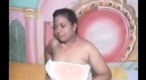 Video porno indio con una tía mallu masturbándose en cámara 0 mín. 40 sec
