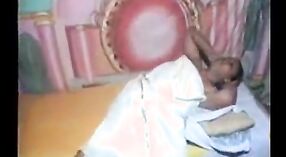 印度色情视频，带有镜头上的马鲁阿姨妈自慰 1 敏 00 sec