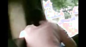 電車からのインドのセックスビデオ：スキャンダラスなビデオ 2 分 10 秒