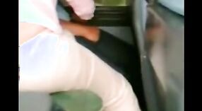 電車からのインドのセックスビデオ：スキャンダラスなビデオ 1 分 10 秒