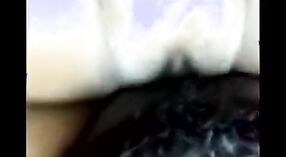 Esposa India Mallu Obtiene Su Culo Apretado Estirado por Una Polla Dura 3 mín. 40 sec