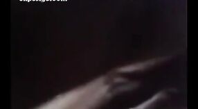 Gadis desi dalam video porno amatir: Bibi Malayali berdada dan tetangganya 1 min 50 sec