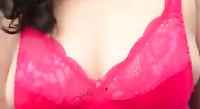 Kekasih Desi Bhabhi Menikmati Mengisap Payudara Besarnya dalam Video Porno Amatir 4 min 20 sec