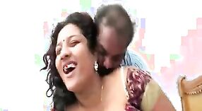 デジブハビの恋人は、アマチュアポルノビデオで彼女の大きなおっぱいを吸うのを楽しんでいます 1 分 10 秒
