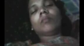 Desi Aunty在业余视频中被她的租户搞砸了 3 敏 40 sec