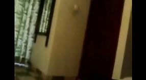 Vidéo de sexe indien mettant en vedette un jeune couple dans une chambre d'hôtel 1 minute 40 sec