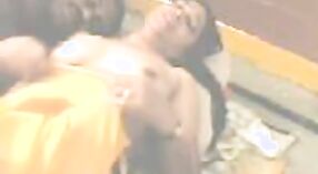 Desi meninas obter seus peitos quentes massageado neste vídeo pornô Amador 1 minuto 00 SEC
