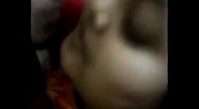 Indyjski seks wideo featuring a Mallu chechi ' s piersi manhandled 1 / min 20 sec