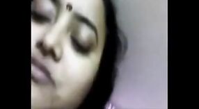 Vidéo de sexe indien mettant en vedette les seins d'un Mallu tchétchène malmenés 2 minute 30 sec