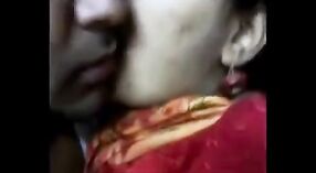 Vidéo de sexe indien mettant en vedette les seins d'un Mallu tchétchène malmenés 3 minute 00 sec