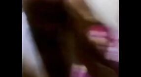 Vidéo de sexe indien mettant en vedette les seins d'un Mallu tchétchène malmenés 3 minute 50 sec