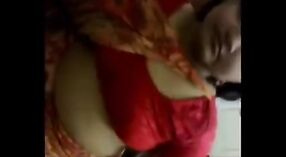 Vidéo de sexe indien mettant en vedette les seins d'un Mallu tchétchène malmenés 0 minute 30 sec