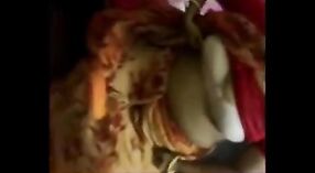 Vidéo de sexe indien mettant en vedette les seins d'un Mallu tchétchène malmenés 0 minute 40 sec