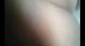 Amator indyjski porno wideo featuring a seksowny figure gospodyni exposed przez jej servant 4 / min 20 sec
