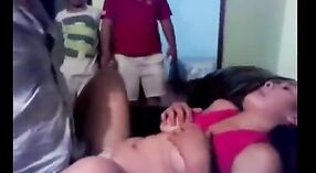 Любительские индийские пары делят жену и занимаются сексом в одной комнате 2 минута 20 сек