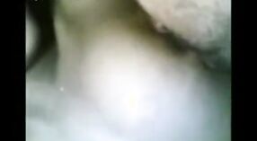 Sirvienta india es follada por el mms filtrado del propietario en video amateur 0 mín. 50 sec