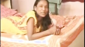 Vídeo de sexo indiano com uma empregada madura e um velho 1 minuto 30 SEC