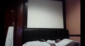 एक गुबगुबीत दासी शरीर असलेले भारतीय सेक्स व्हिडिओ 1 मिन 30 सेकंद